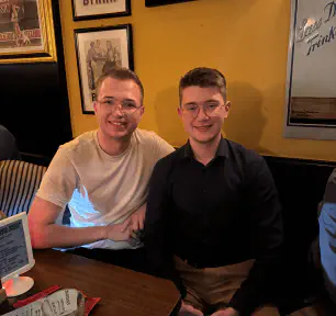 Robin und Charles bei einem gemeinsamen Abendessen